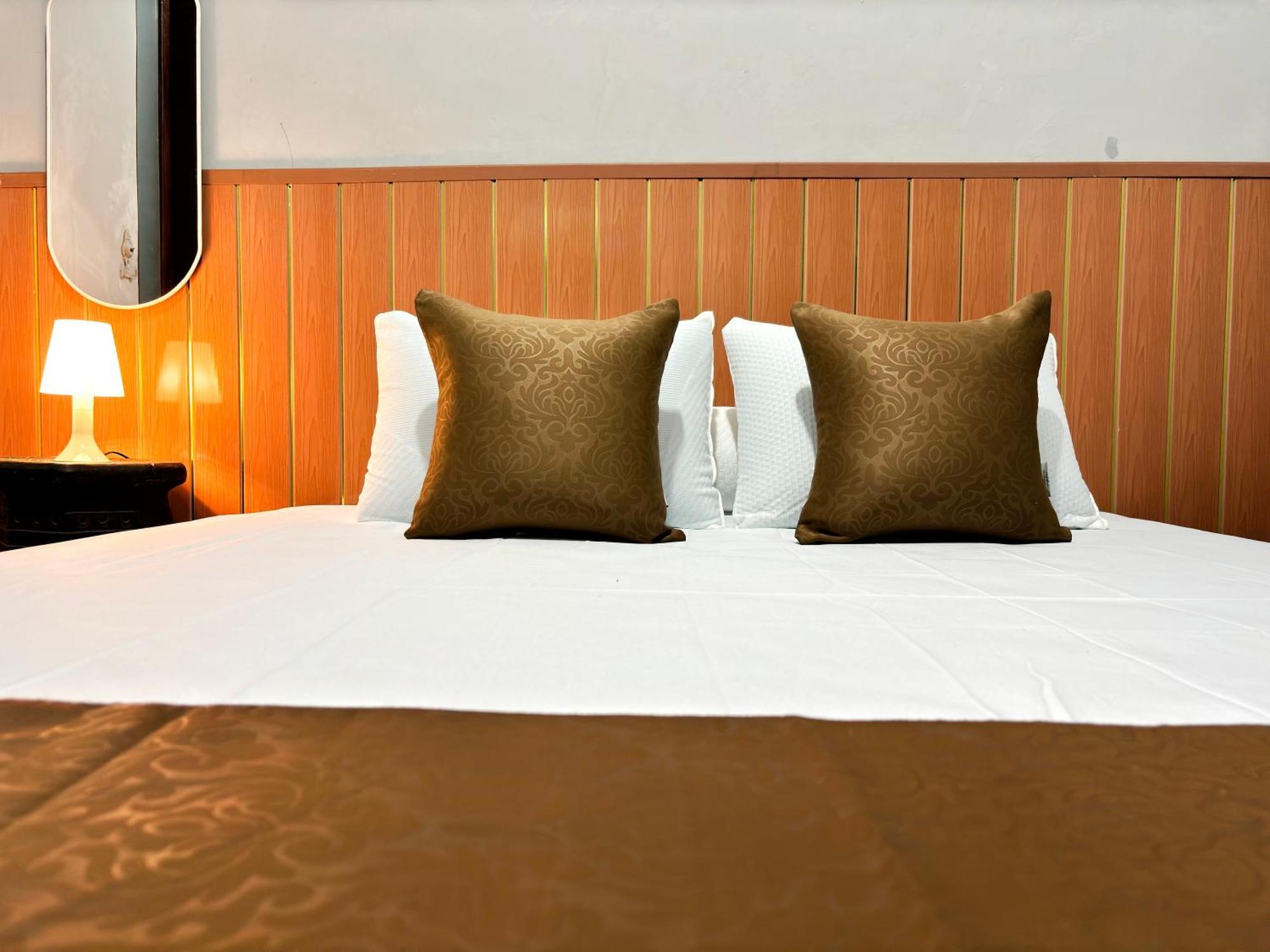 Jogja Day Inn Jogjakarta Buitenkant foto